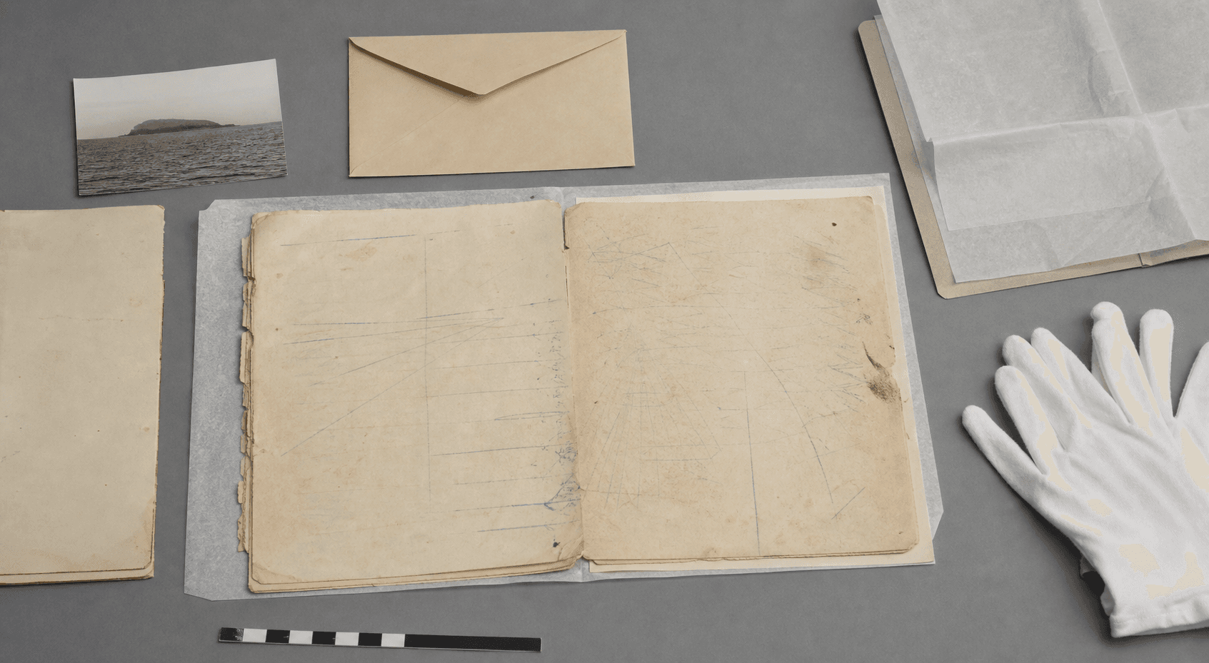 Photographie d'une île lointaine accompagnant des documents conservés à plat